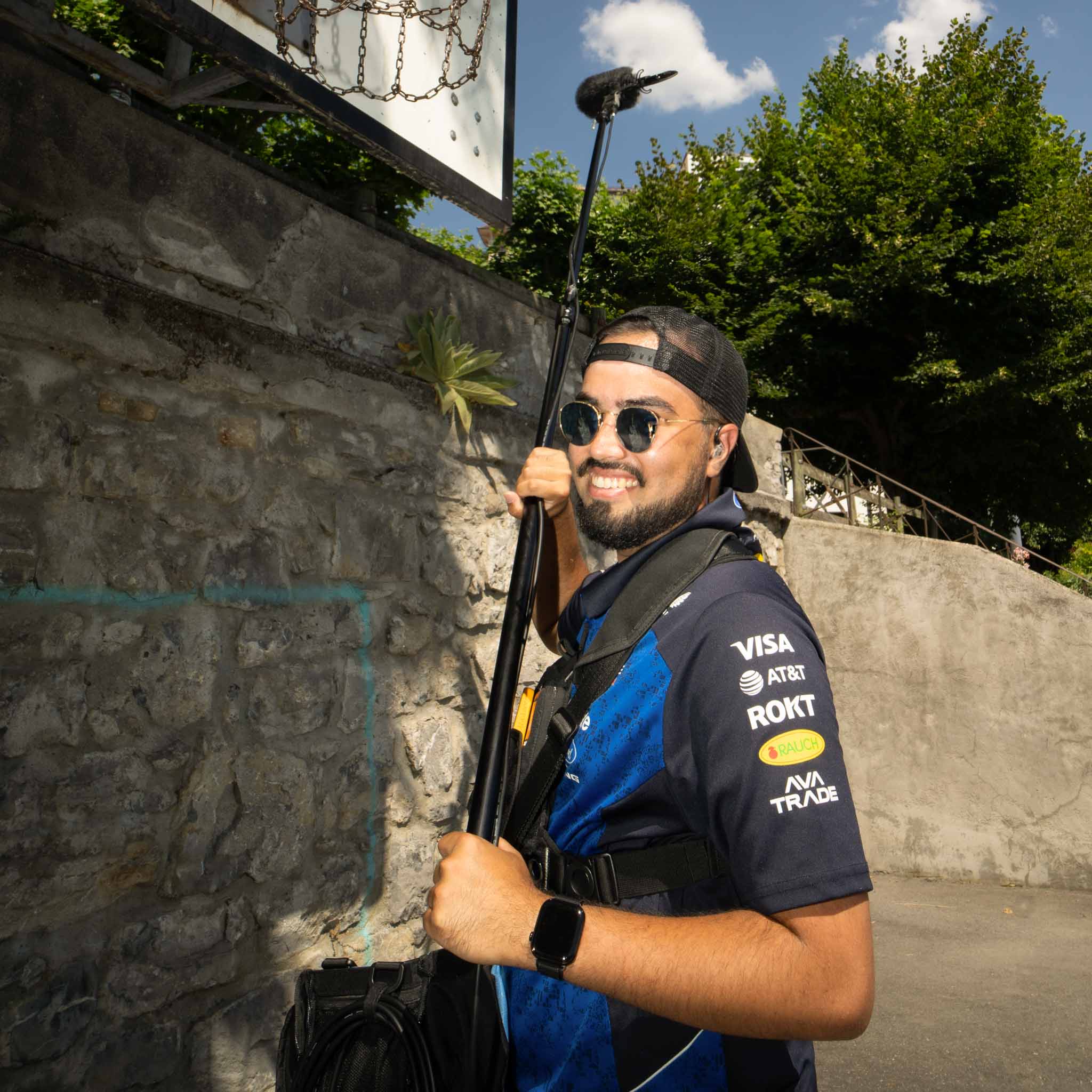Tino, ingénieur son, au travail sur le tournage.